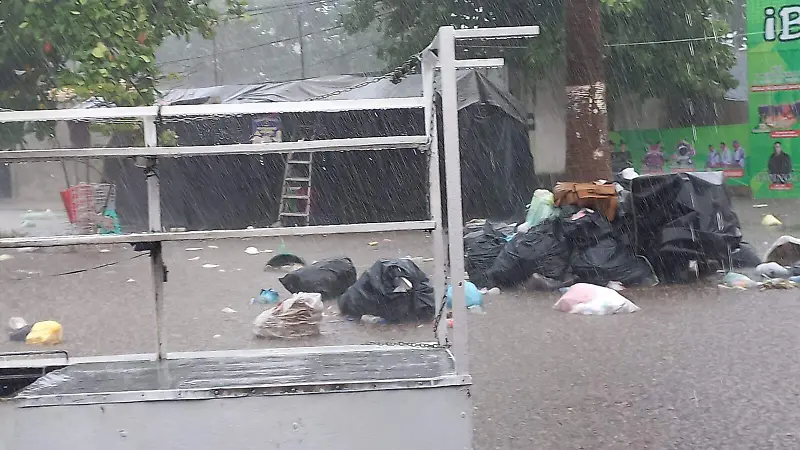 inundación en feria de Huixtla